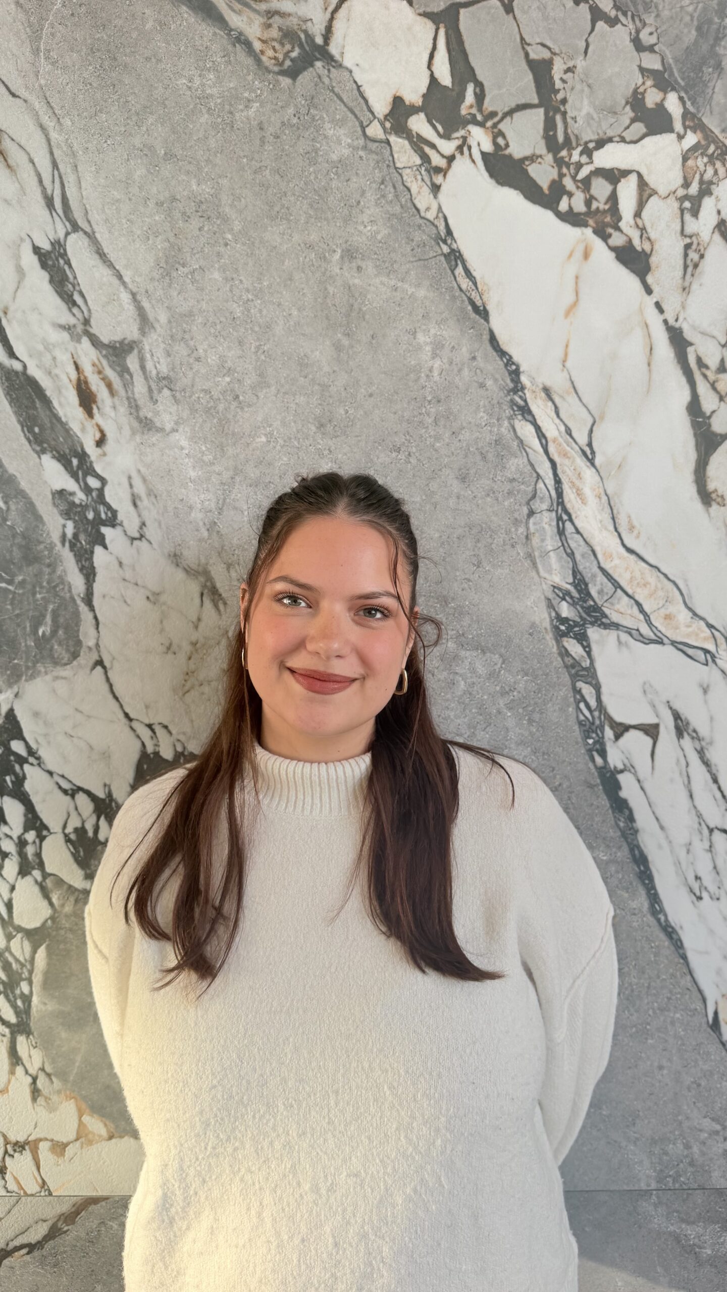 Tess, chargée de communication chez Tendance Carrelage Rouen